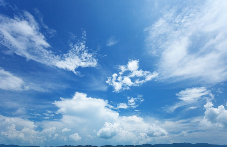「太陽の光が眩しいくらいに降りそそぐ良く晴れた初秋」